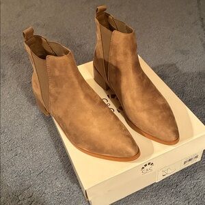 LAST CHANCE NWT C&C California Suede Rustik Taupe Boot in Size 7M